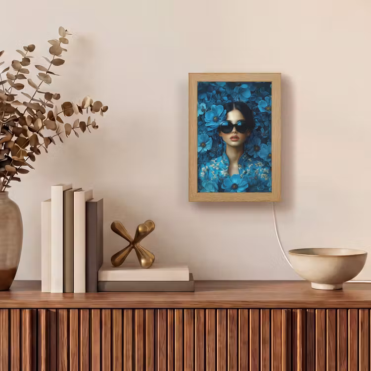 Vrouw - Bloemen - Blauw - Aesthetic - Luxe Light Box met kabel (Tafellamp) klein -sfeer2