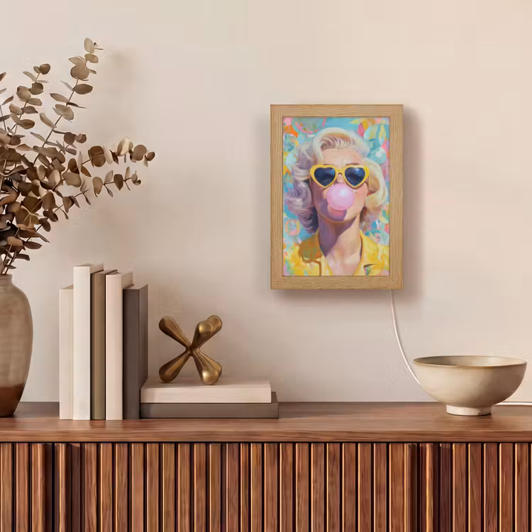 Vrouw - Blond - Roze kauwgom - Kleurrijk - Pastel Light Box met kabel (Tafellamp) klein -sfeer2