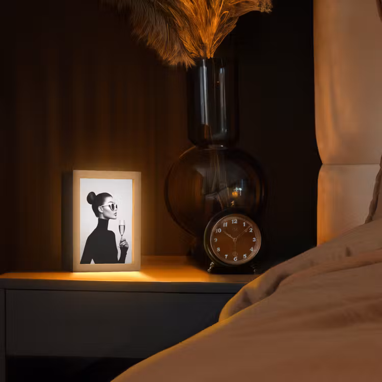 Vrouw - Champagne - Modern Light Box met kabel (Tafellamp) klein -sfeer1