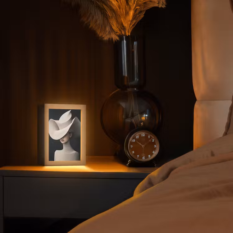 Vrouw - Golvende - Hoed Light Box met kabel (Tafellamp) klein -sfeer1