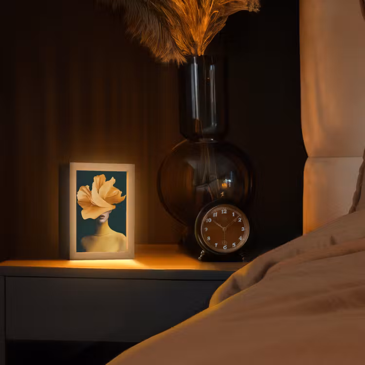 Vrouw - Hoed - Geel Light Box met kabel (Tafellamp) klein -sfeer1