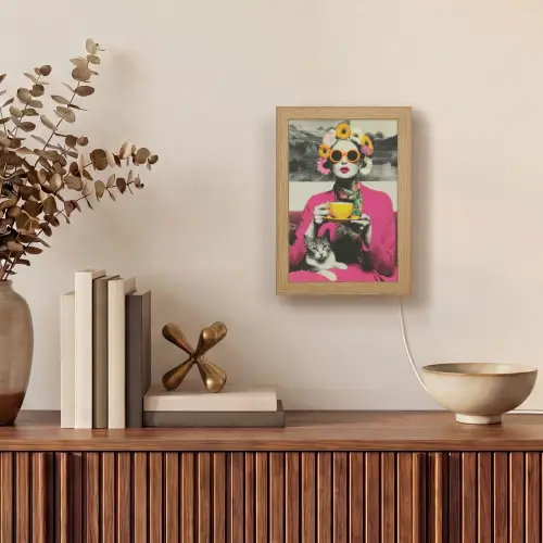 Vrouw - Kat - Bloemen - Kopje - Retro Light Box met kabel (Tafellamp) klein -sfeer2