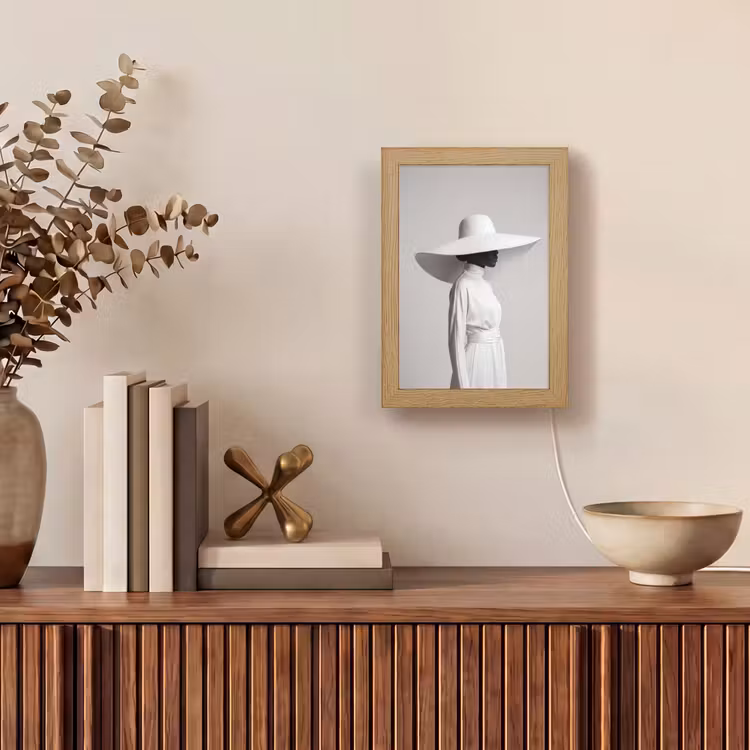 Vrouw - Profiel - Hoed - Zwart - Wit - Minimalistisch Light Box met kabel (Tafellamp) klein -sfeer2