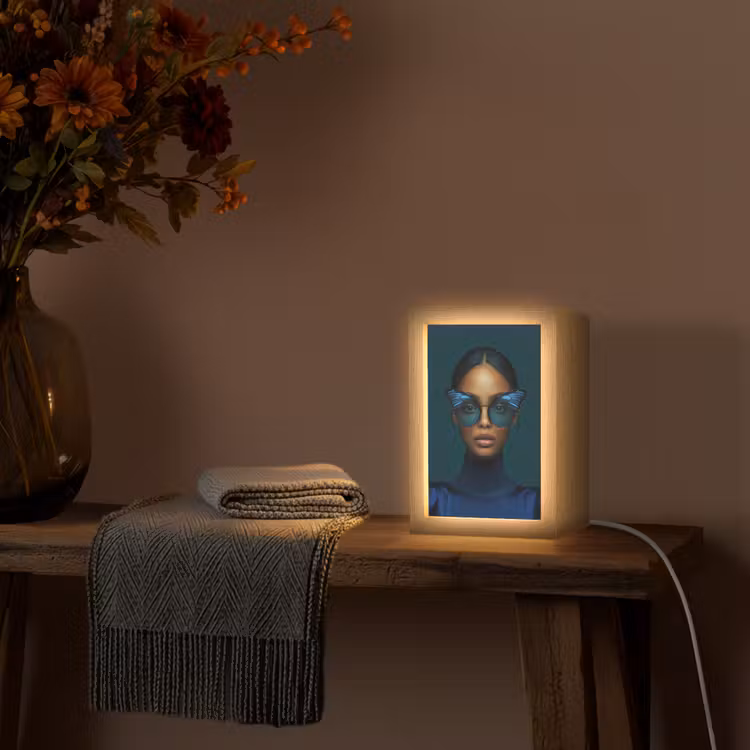 Vrouw - Vlinder - Bril - Blauw - Modern - Portret Light Box met kabel (Tafellamp) klein -sfeer4