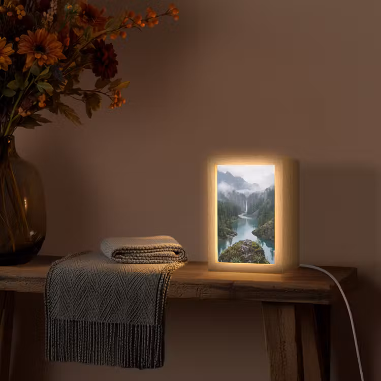 Waterval - Bomen - Bergen Light Box met kabel (Tafellamp) klein -sfeer4