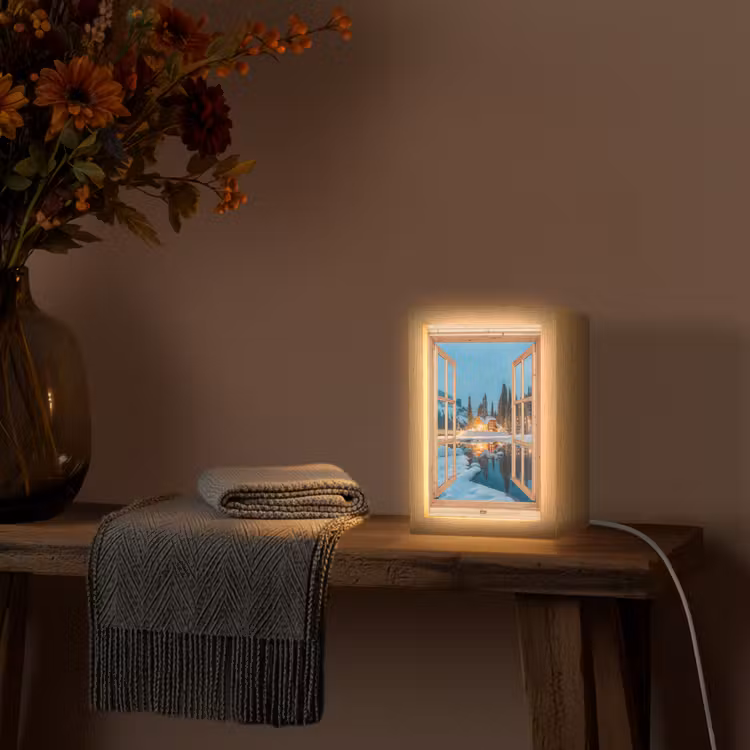 Winterlandschap - Natuur - Huis - Bergen - Doorkijk - Raam Light Box met kabel (Tafellamp) klein -sfeer4