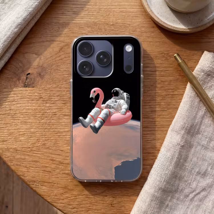 Astronaut - Flamingo - Zwemband - Roze Telefoonhoesje iPhone 17 Pro klein -sfeer1