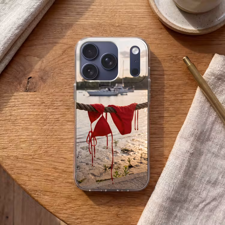 Badkleding - Rood - Zomer - Water - Zonsondergang Telefoonhoesje iPhone 17 Pro klein -sfeer1