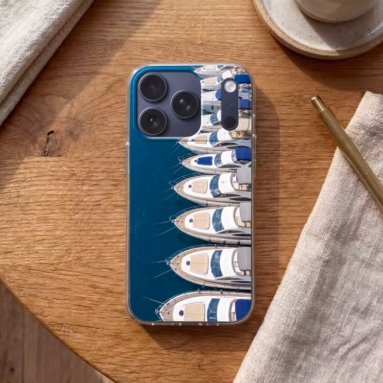 Boot - Jachthaven - Water - Zomer - Blauw Telefoonhoesje iPhone 17 Pro klein -sfeer1