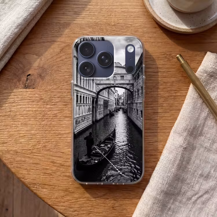 Boot - Waterweg - Stad - Zwart-wit - Architectuur Telefoonhoesje iPhone 17 Pro klein -sfeer1