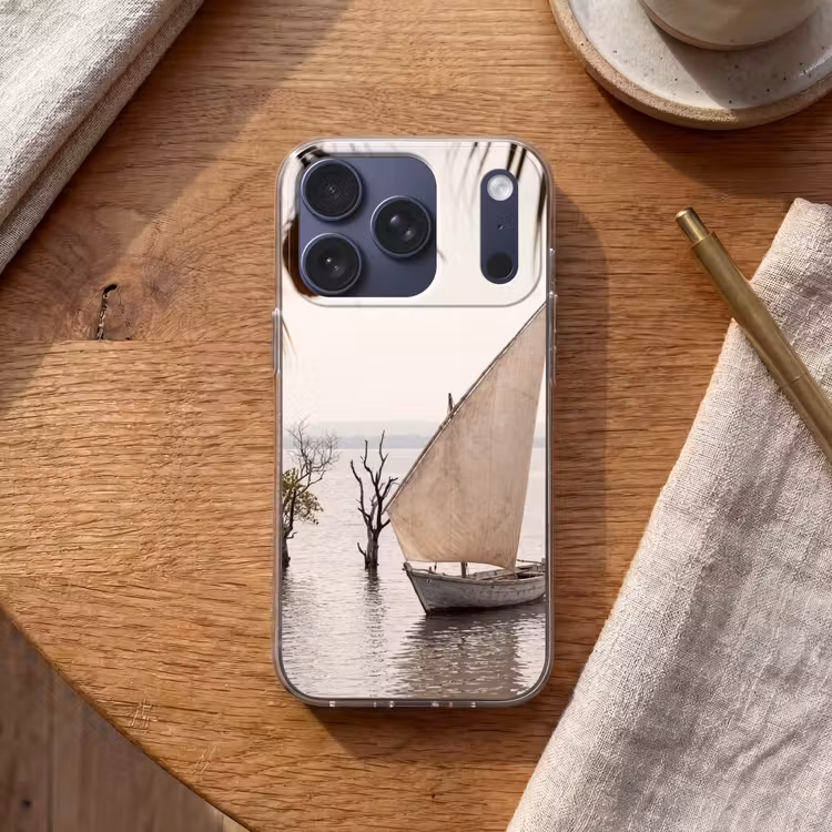 Boot - Zeil - Water - Tropisch - Natuur Telefoonhoesje iPhone 17 Pro klein -sfeer1