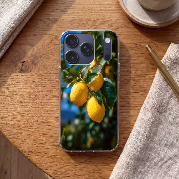 Citroenen - Bladeren - Blauwe lucht Telefoonhoesje iPhone 17 Pro klein -sfeer1