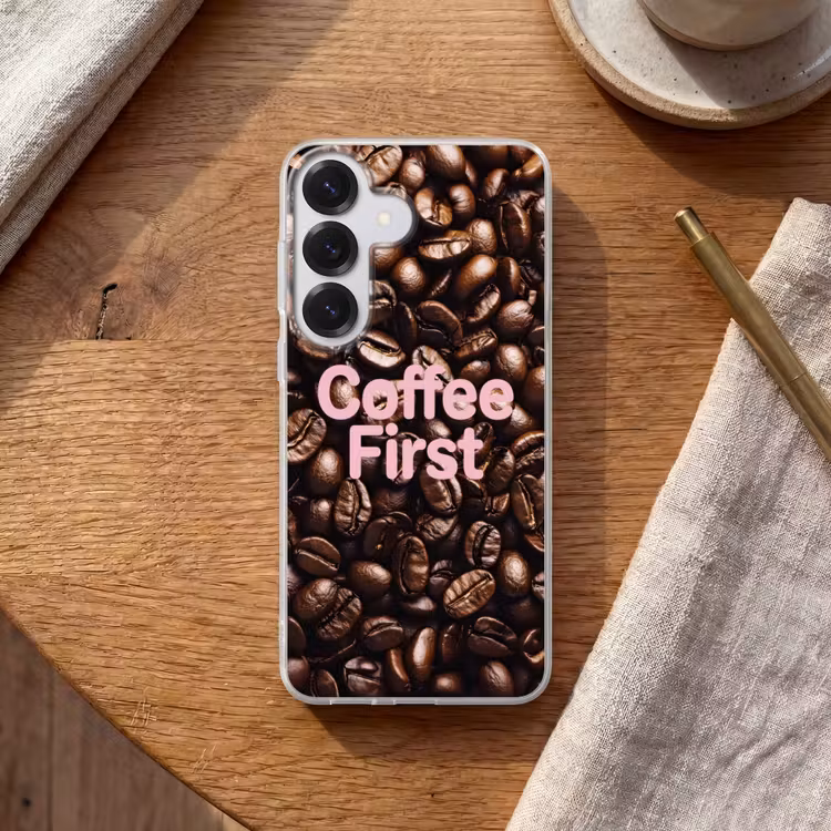Coffee First - Koffiebonen - Roze Telefoonhoesje Samsung Galaxy S26 klein -sfeer1