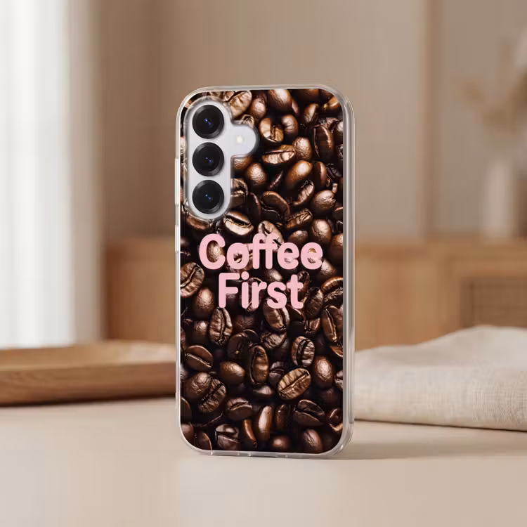 Coffee First - Koffiebonen - Roze Telefoonhoesje Samsung Galaxy S26 klein -sfeer2