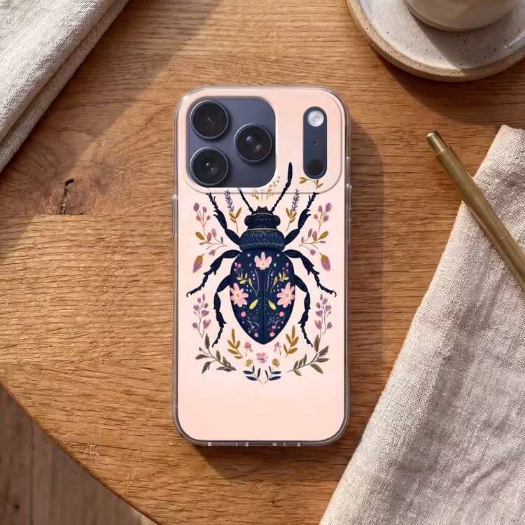 Donkerblauw - Kever - Bloemtakken - Sierlijk Telefoonhoesje iPhone 17 Pro klein -sfeer1