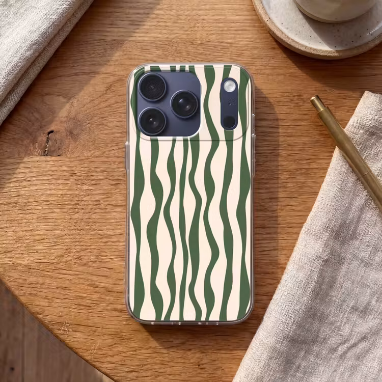 Golvende lijnen - Beige - Groen - Strepen - Abstract Telefoonhoesje iPhone 17 Pro klein -sfeer1