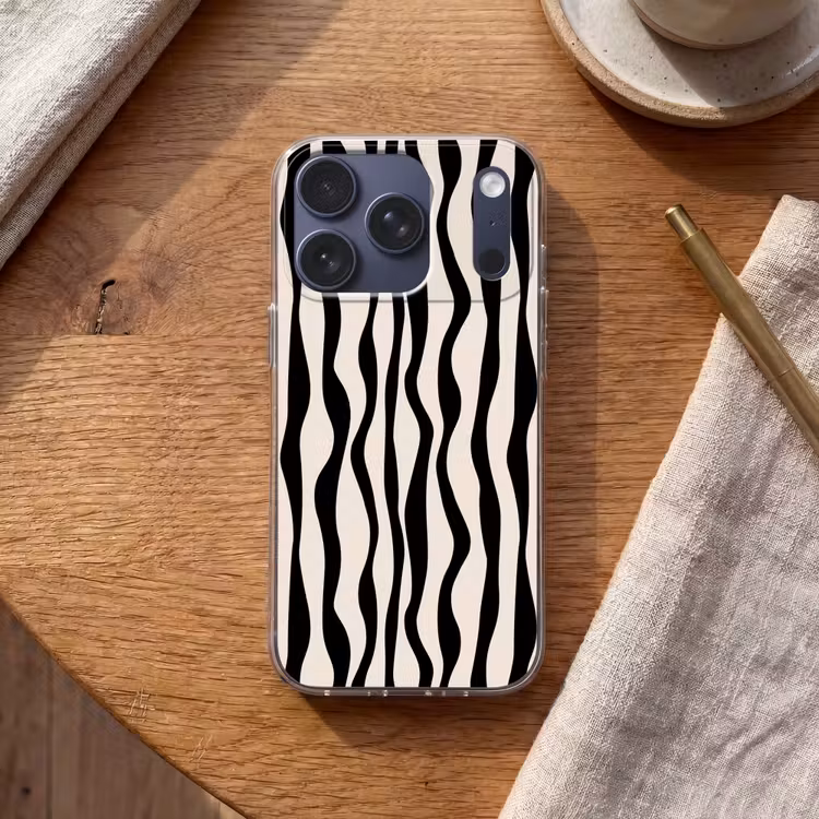 Golvende lijnen - Beige - Zwart - Abstract Telefoonhoesje iPhone 17 Pro klein -sfeer1