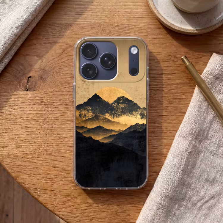 Gouden Bergen bij Maanlicht Telefoonhoesje iPhone 17 Pro klein -sfeer1