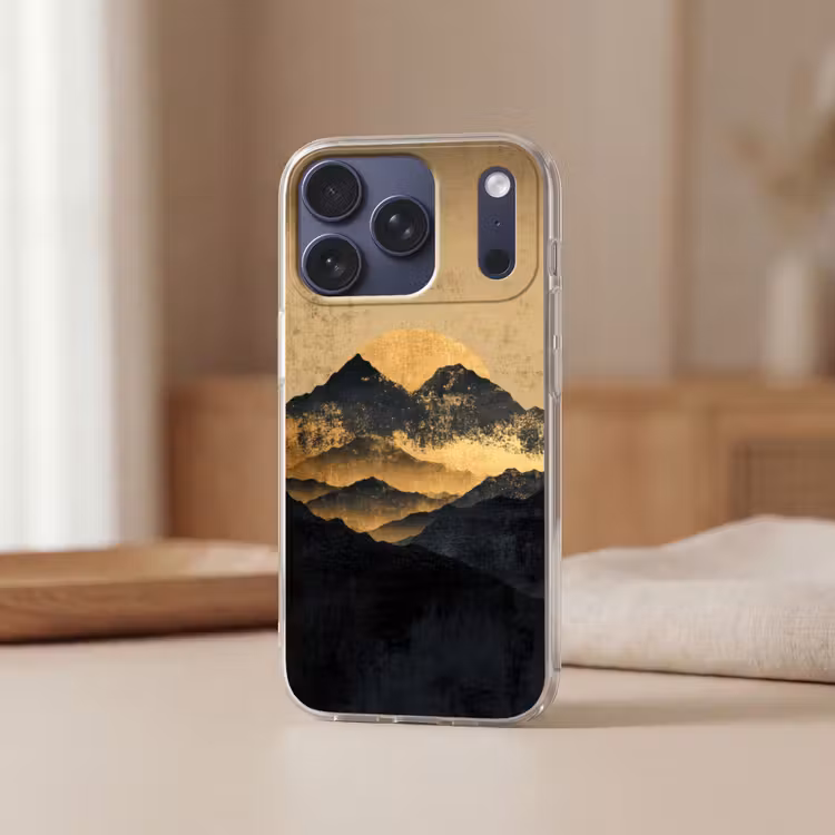 Gouden Bergen bij Maanlicht Telefoonhoesje iPhone 17 Pro klein -sfeer2