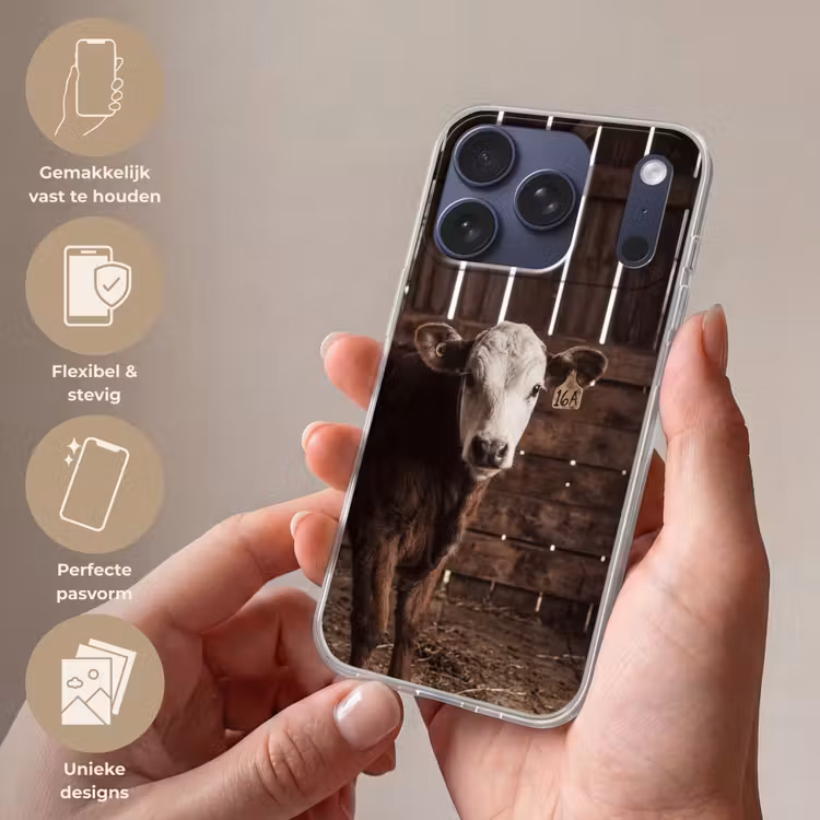 Kalf - Oormerk - Houten stal Telefoonhoesje iPhone 17 Pro klein -sfeer3_NL