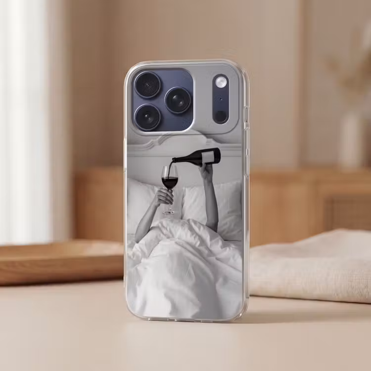 Lakens - Armen - Wijn - Glas Telefoonhoesje iPhone 17 Pro klein -sfeer2