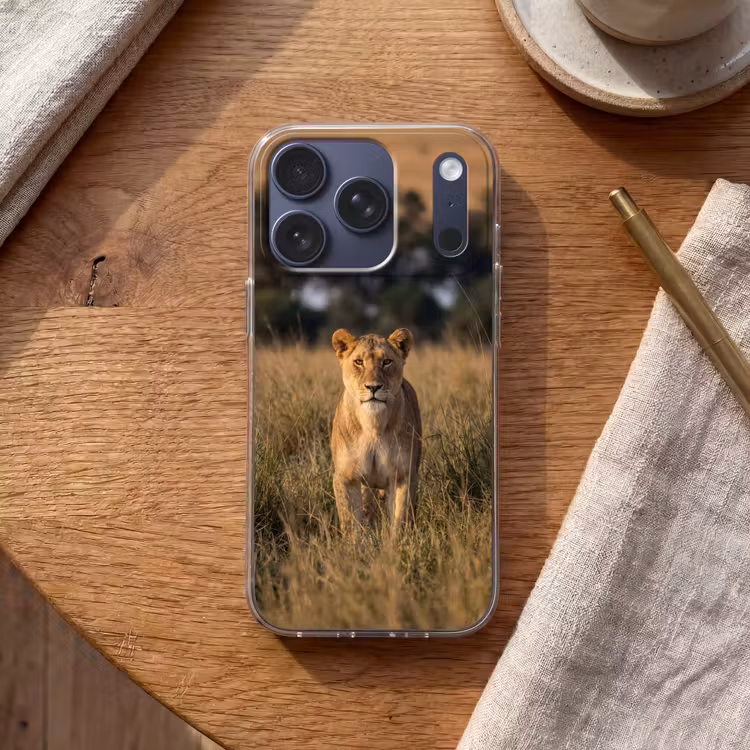 Leeuwin - Gras - Geel Telefoonhoesje iPhone 17 Pro klein -sfeer1
