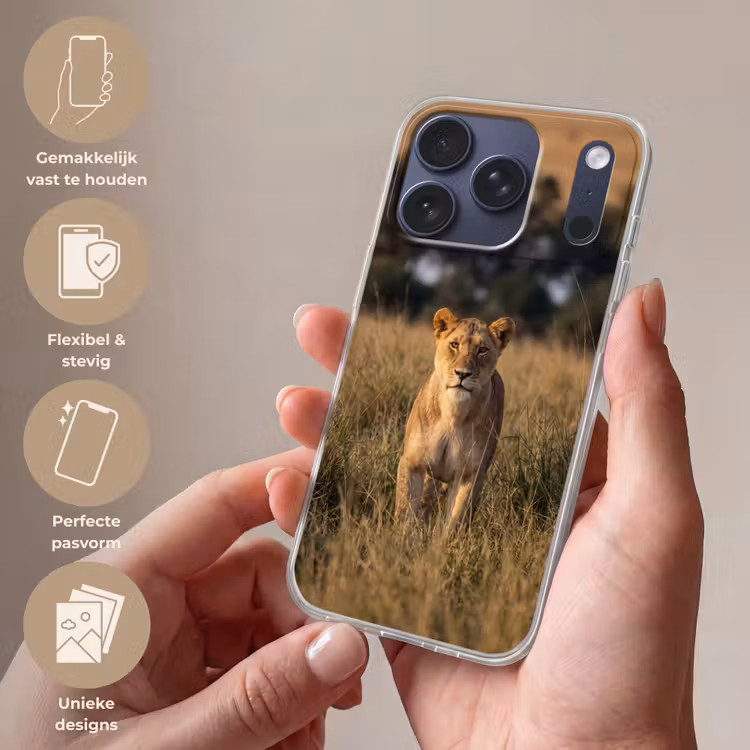 Leeuwin - Gras - Geel Telefoonhoesje iPhone 17 Pro klein -sfeer3_NL