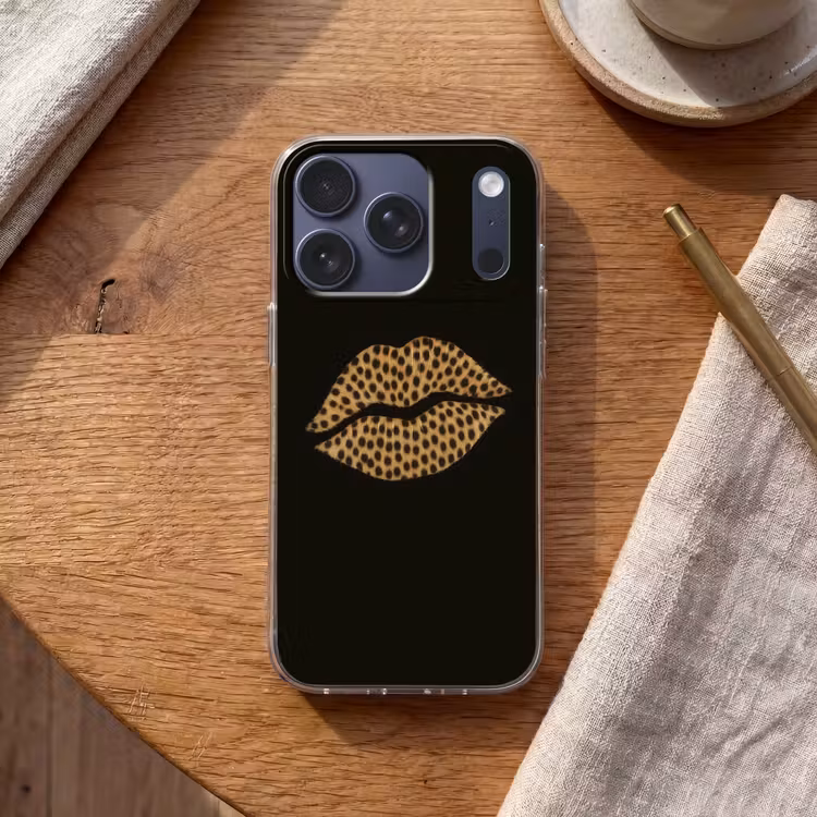 lip - Zwart - Panterprint Telefoonhoesje iPhone 17 Pro klein -sfeer1