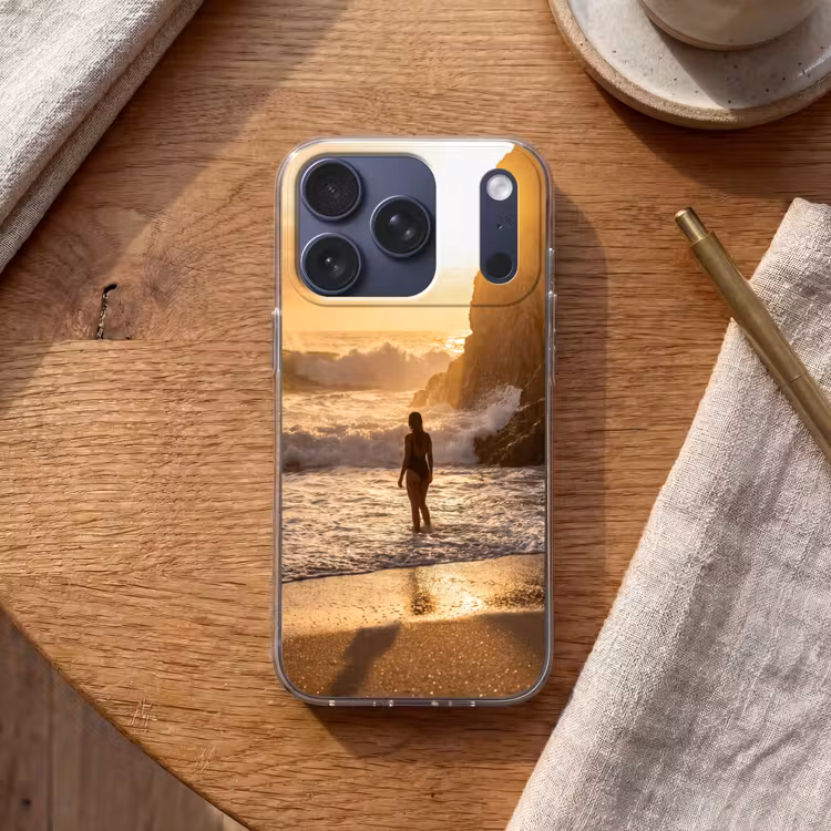 Mensen - Oceaan - Zonsondergang - Kust - Goud Telefoonhoesje iPhone 17 Pro klein -sfeer1