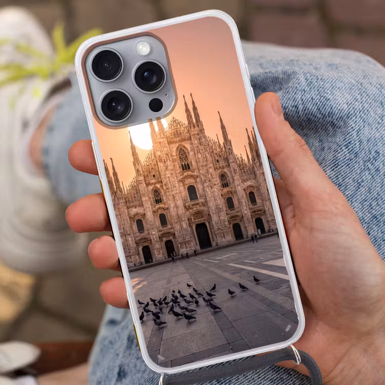 Architectuur - Milaan - Plein - Zonsopgang - Oranje Hoesje iPhone 16 Pro Max met koord klein -sfeer3