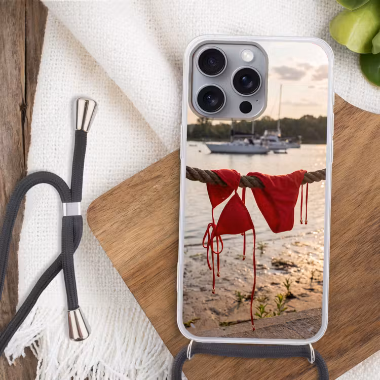 Badkleding - Rood - Zomer - Water - Zonsondergang Hoesje iPhone 16 Pro Max met koord klein -sfeer4