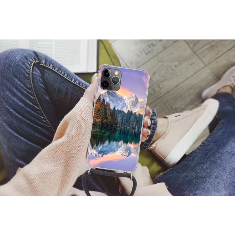 shutterstock-1459051037 Hoesje iPhone 12 Pro met koord klein -hand