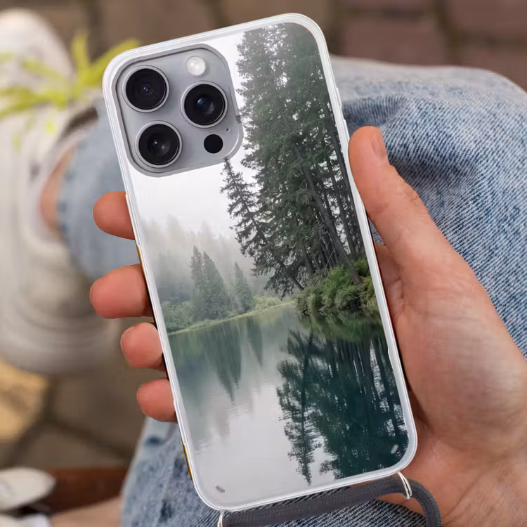 Bergen - Meer - Bos Hoesje iPhone 16 Pro Max met koord klein -sfeer3