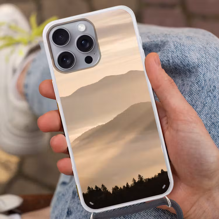 Bergen - Mist - Zonnestralen Hoesje iPhone 16 Pro Max met koord klein -sfeer3