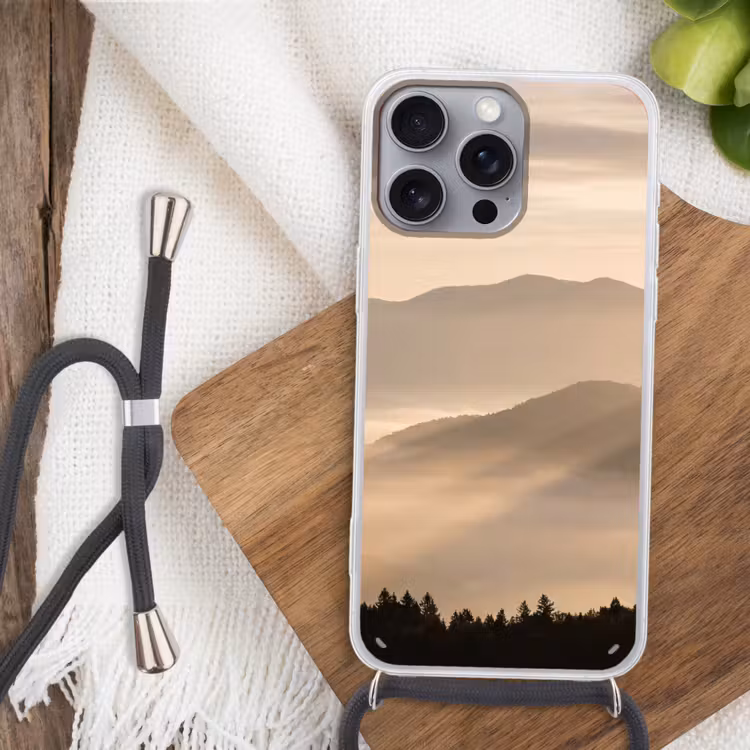 Bergen - Mist - Zonnestralen Hoesje iPhone 16 Pro Max met koord klein -sfeer4