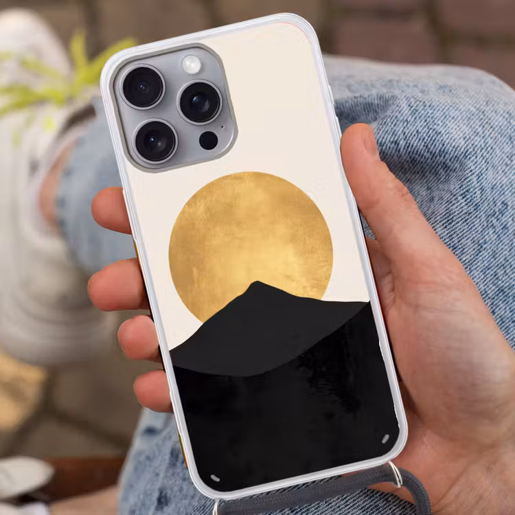 Bergsilhouetten - Gouden cirkel - Beige Hoesje iPhone 16 Pro Max met koord klein -sfeer3