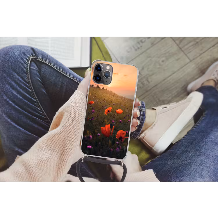 Bloemenveld - Gras - Bloemen - Planten - Zonsondergang - Oranje Hoesje iPhone 12 Pro met koord klein -hand