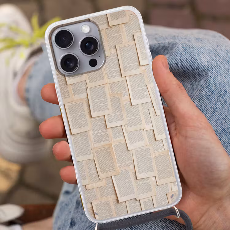 Boekpagina - Collage - Literatuur - Vintage - Beige Hoesje iPhone 16 Pro Max met koord klein -sfeer3