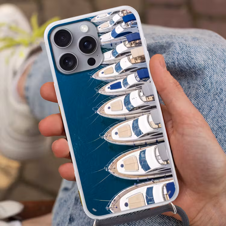 Boot - Jachthaven - Water - Zomer - Blauw Hoesje iPhone 16 Pro Max met koord klein -sfeer3