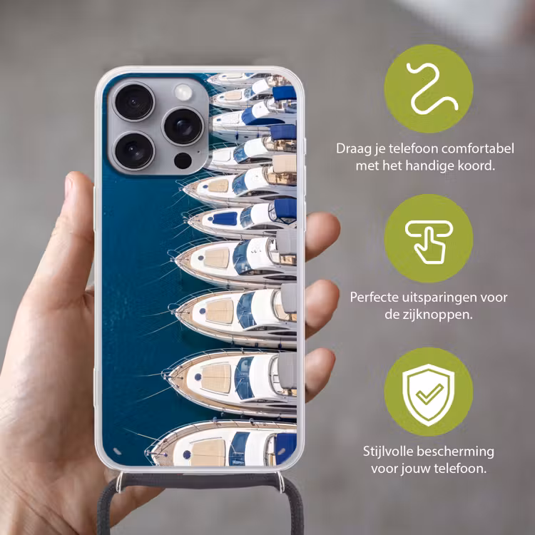 Boot - Jachthaven - Water - Zomer - Blauw Hoesje iPhone 16 Pro Max met koord klein -sfeer2_NL