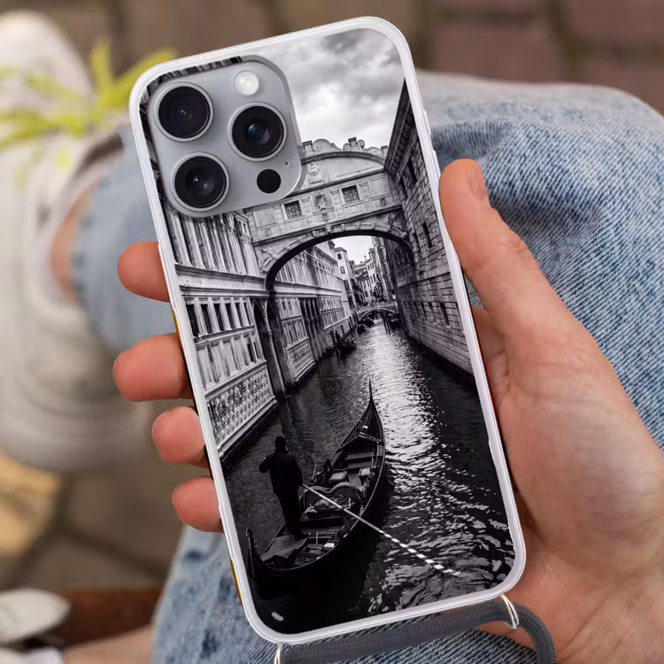 Boot - Waterweg - Stad - Zwart-wit - Architectuur Hoesje iPhone 16 Pro Max met koord klein -sfeer3