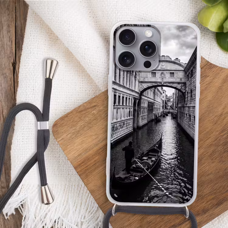 Boot - Waterweg - Stad - Zwart-wit - Architectuur Hoesje iPhone 16 Pro Max met koord klein -sfeer4