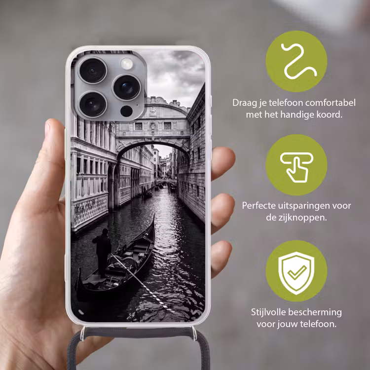 Boot - Waterweg - Stad - Zwart-wit - Architectuur Hoesje iPhone 16 Pro Max met koord klein -sfeer2_NL