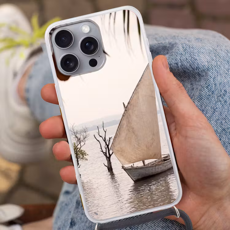 Boot - Zeil - Water - Tropisch - Natuur Hoesje iPhone 16 Pro Max met koord klein -sfeer3