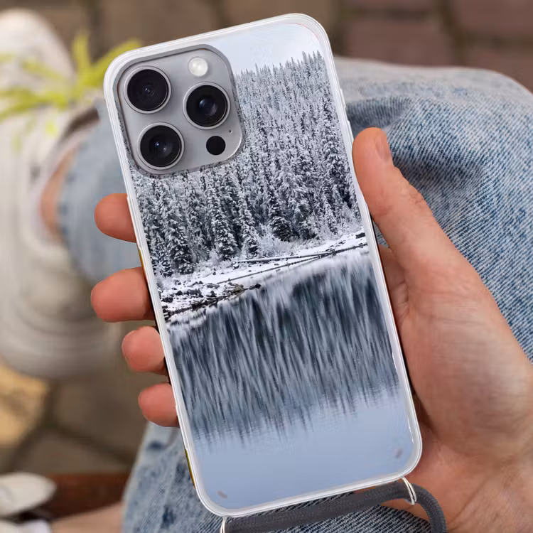Bos - Reflectie - Meer - Winter - Serene Hoesje iPhone 16 Pro Max met koord klein -sfeer3