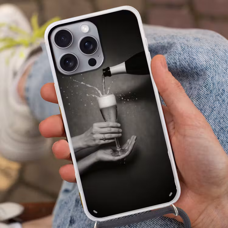 Champagnefles - Glas - Minimalistisch - Spetters Hoesje iPhone 16 Pro Max met koord klein -sfeer3