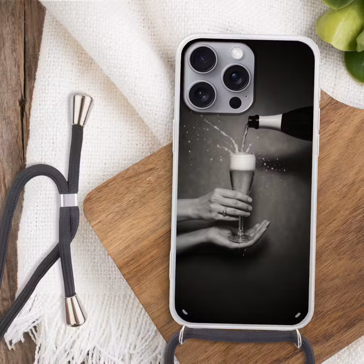 Champagnefles - Glas - Minimalistisch - Spetters Hoesje iPhone 16 Pro Max met koord klein -sfeer4