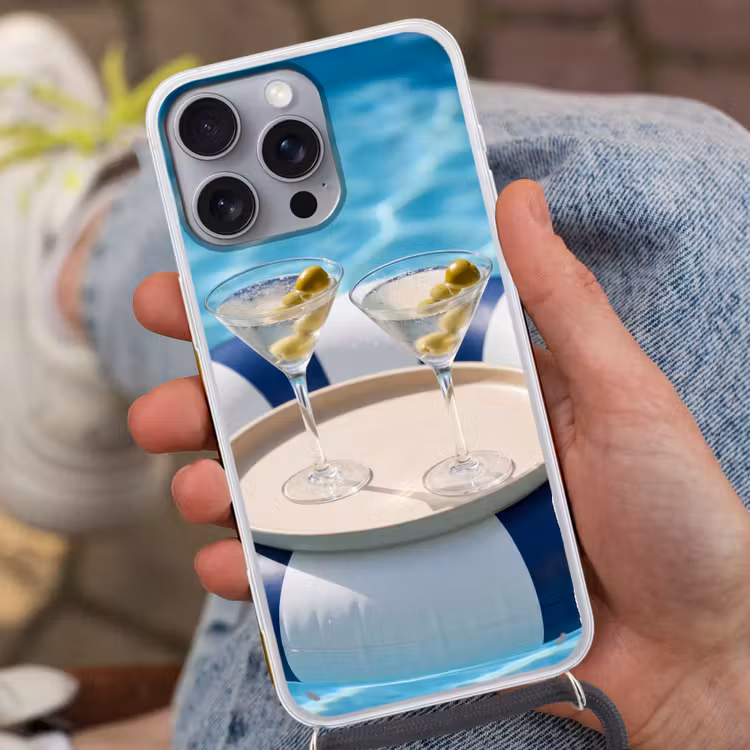 Cocktail - Zwembad - Zomer - Blauw Hoesje iPhone 16 Pro Max met koord klein -sfeer3