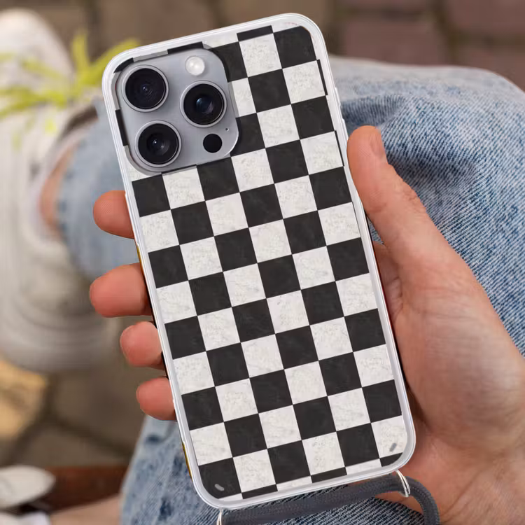 Dambord - Marmer - Zwart - Wit Hoesje iPhone 16 Pro Max met koord klein 804 -sfeer3