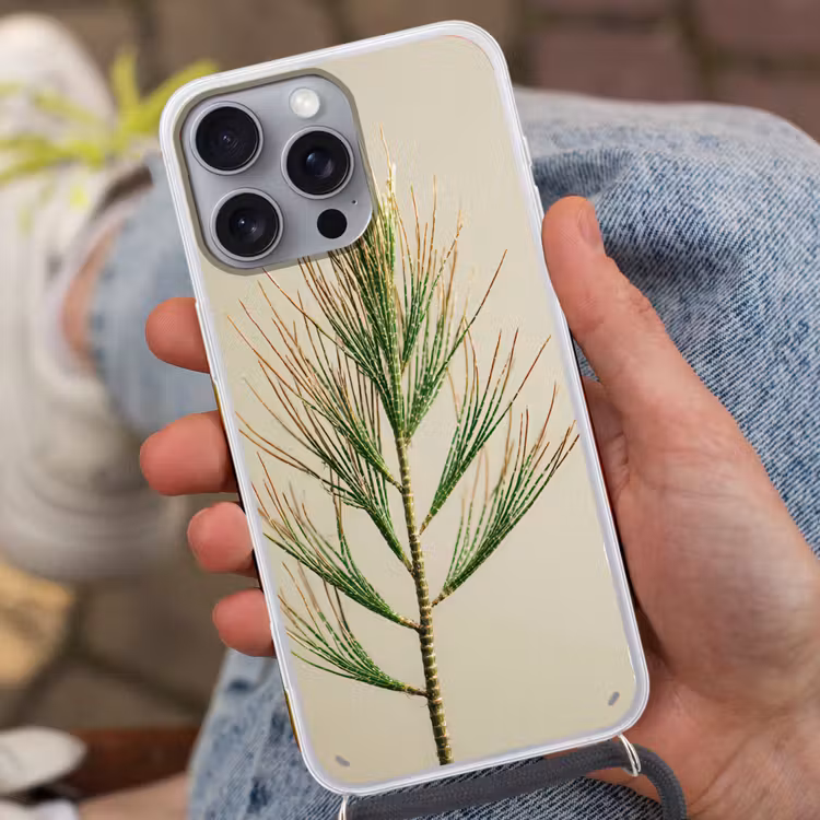 Dennentak - Naaldvormige bladeren - Lichtgroen Hoesje iPhone 16 Pro Max met koord klein -sfeer3